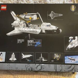 NWT Lego NASA space shuttle discovery 2354 pieces.